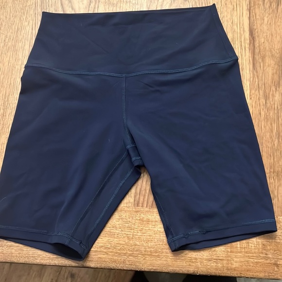 Size 8 Lululemon align biker shorts in the size 8! They’ve never been worn.